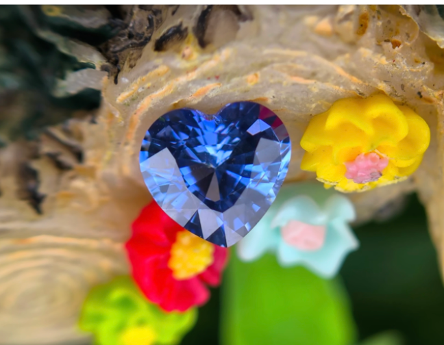 Face-up view of 1.18 ct heart-shaped blue sapphire GS-000002